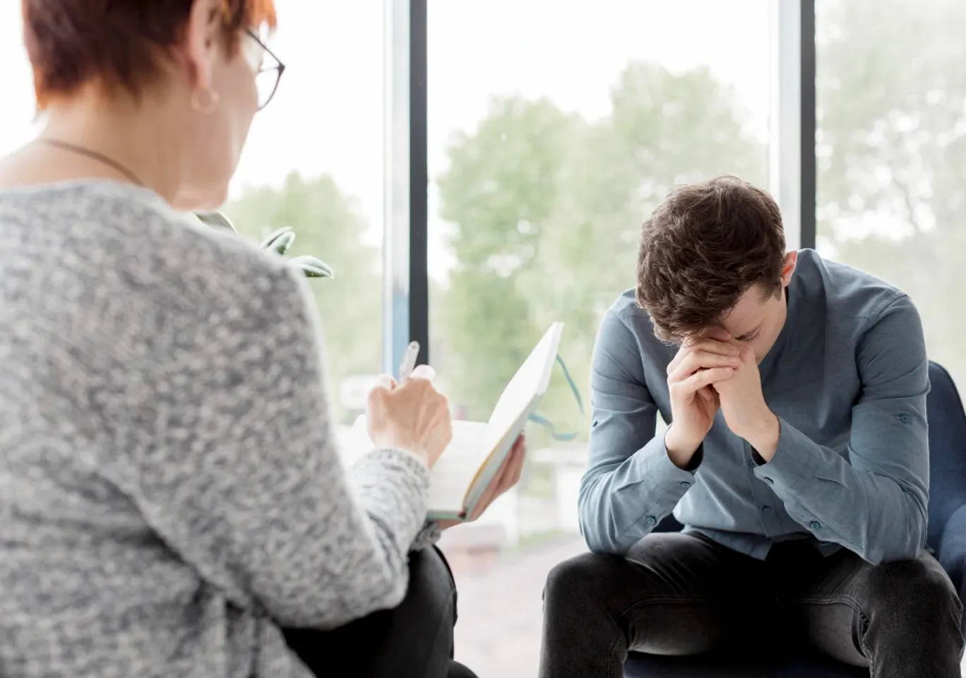 Leczenie uzależnień Częstochowa: konsultacja u terapeuty przy oknie