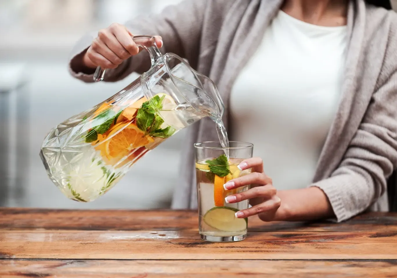 Leczenie alkoholizmu Częstochowa: napój bezalkoholowy z owocami nalewany do szklanki