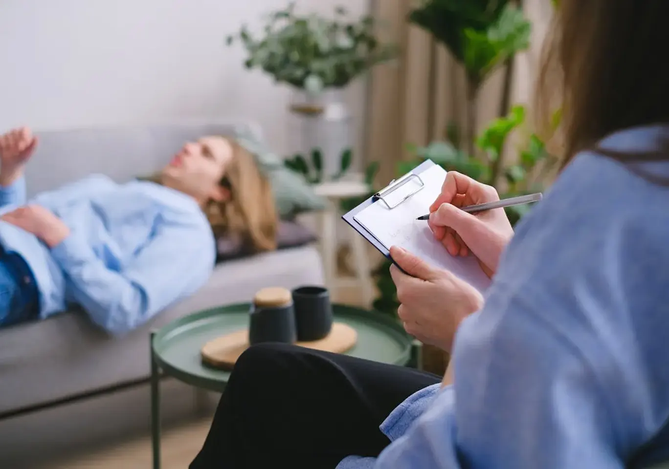 Konsultacja psychiatryczna Częstochowa: sesja terapeutyczna na kozetce